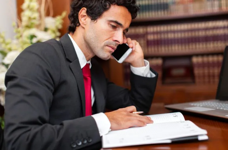 بهترین وکیل برای مشاوره تلفنی 